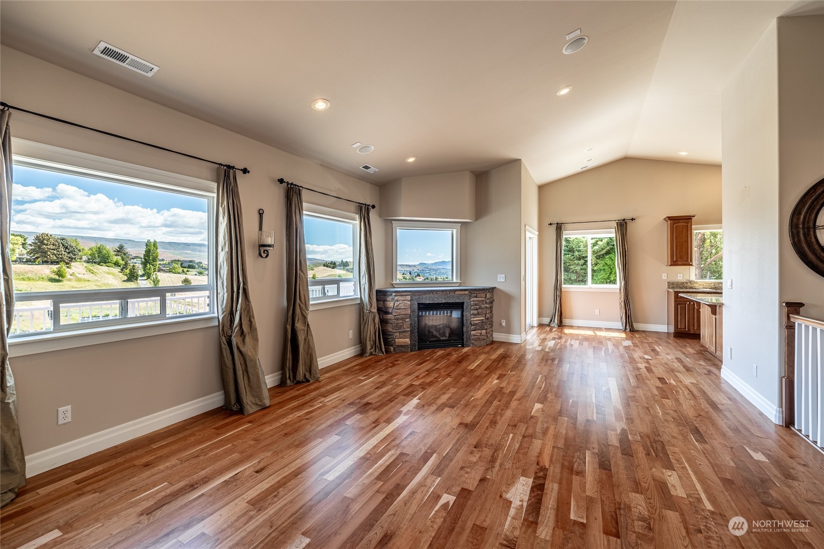 4135 Crestview Road Wenatchee, WA 98801 - Photo 5 of 39 Gallery Image 5