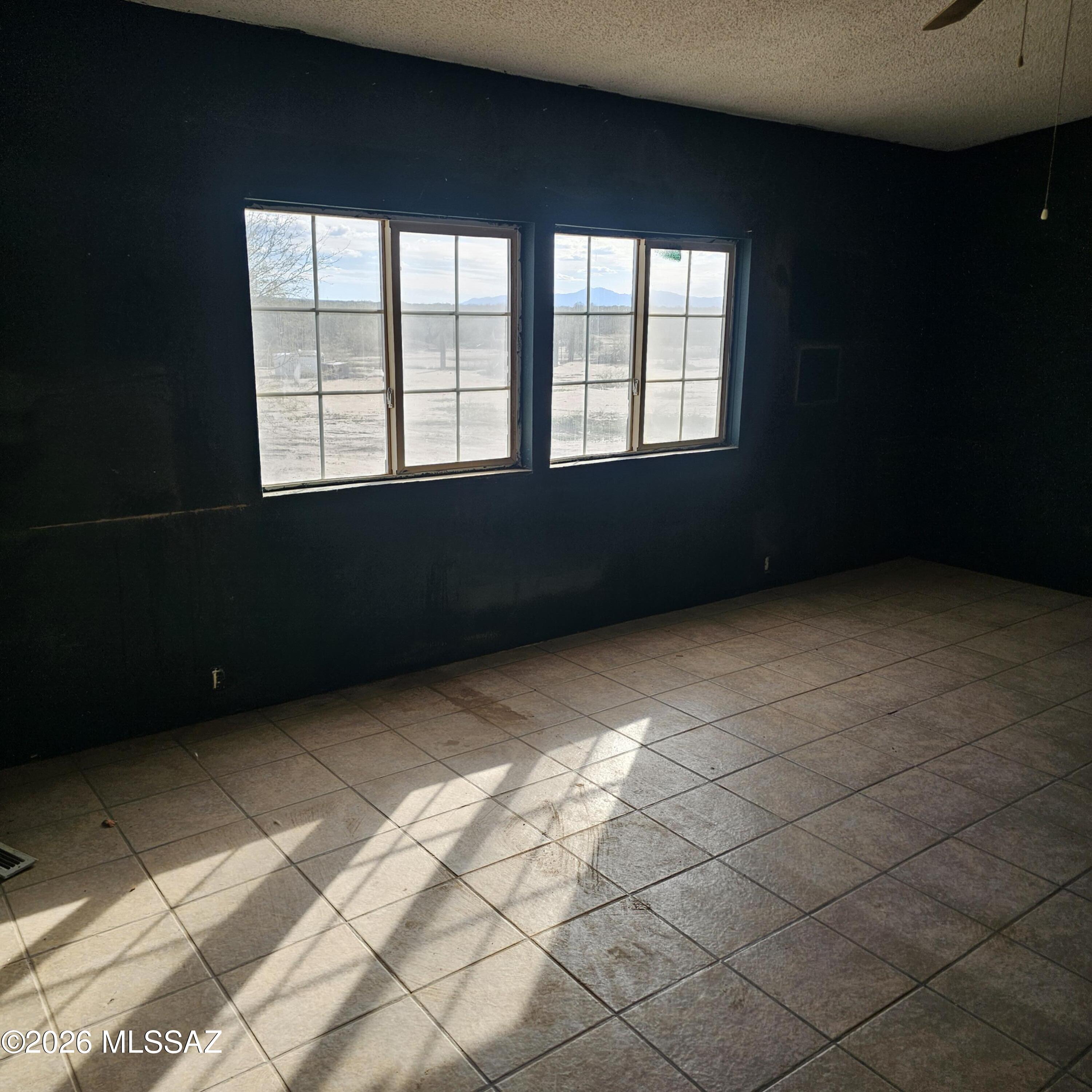 14020 West Park Road Tucson, AZ 85735 - Photo 7 of 18 a view of an empty room with windows