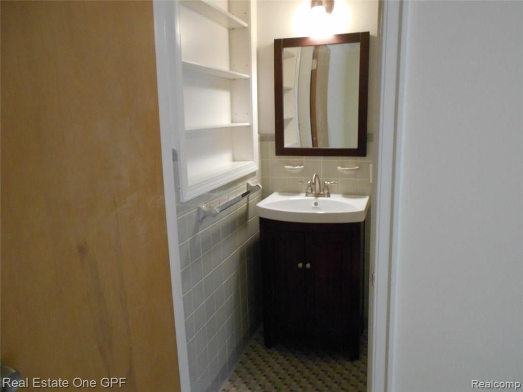 725 Harcourt Road Grosse Pointe, MI 48230 - Photo 17 of 28