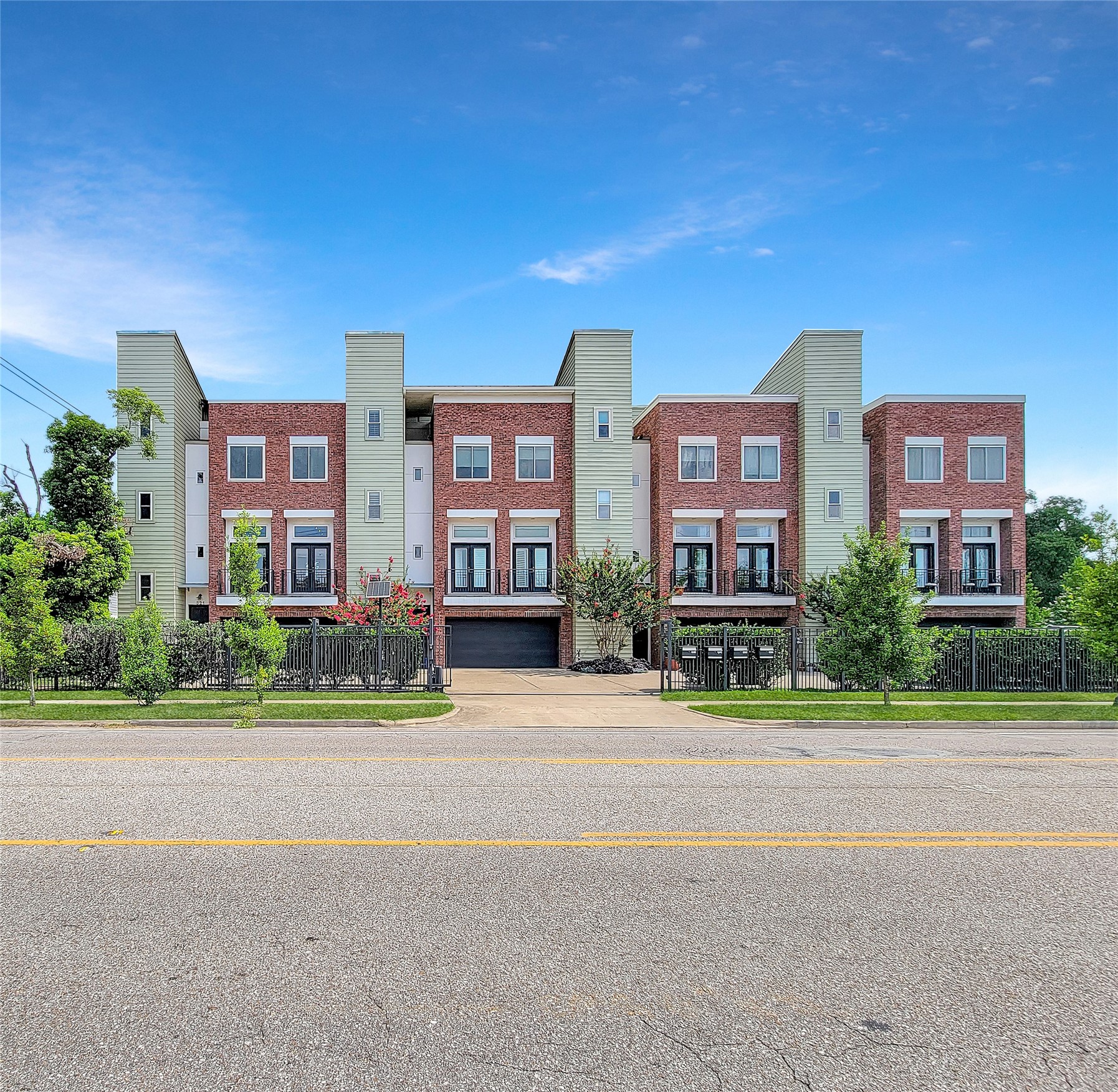 321 East 20th Street Houston, TX 77008 - Photo 12 of 36 This group of four townhomes is on 20th St. in the Heart of The Heights.