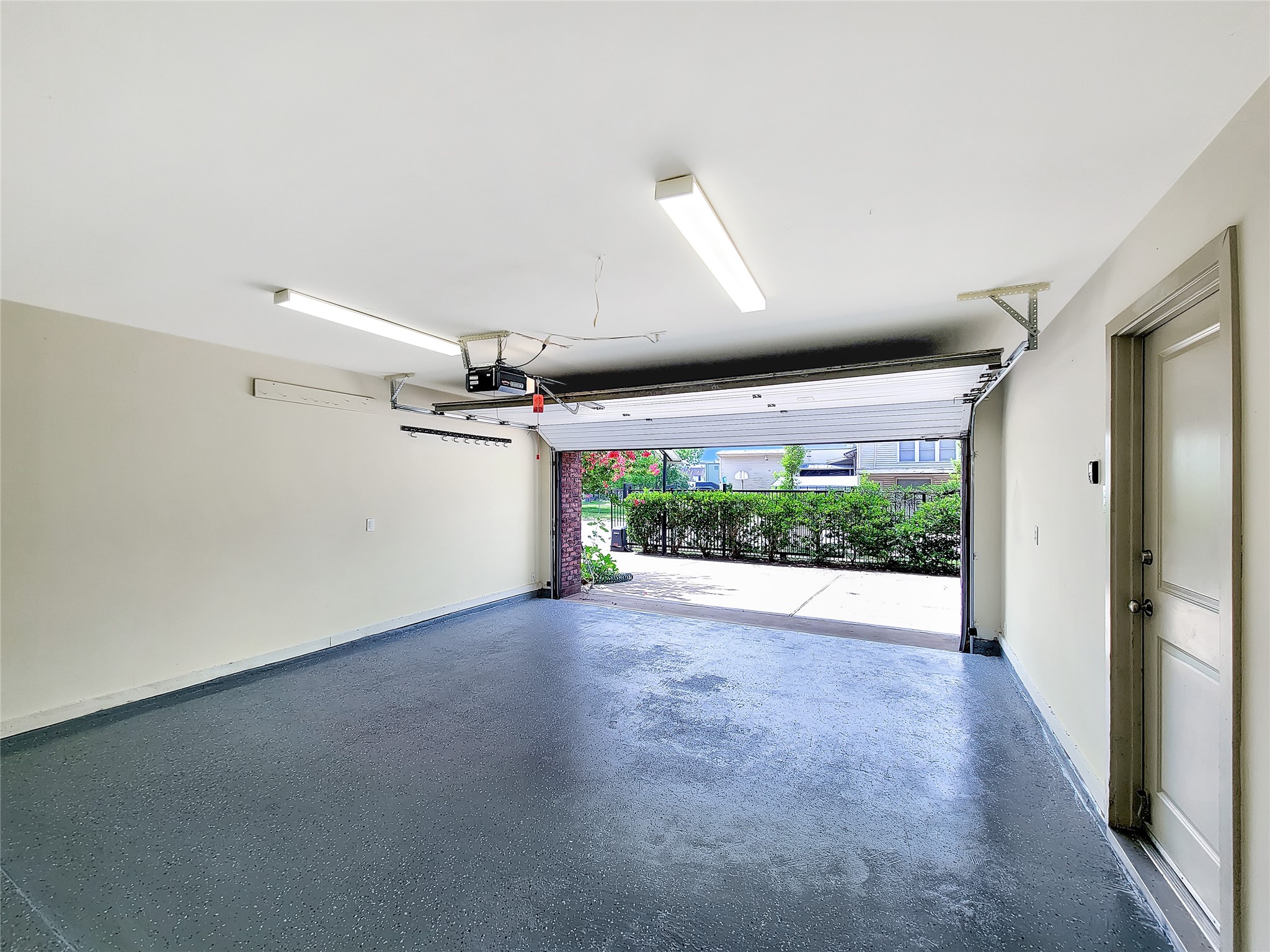 321 East 20th Street Houston, TX 77008 - Photo 15 of 36 There's plenty of room out front for guest parking since this is an end unit.