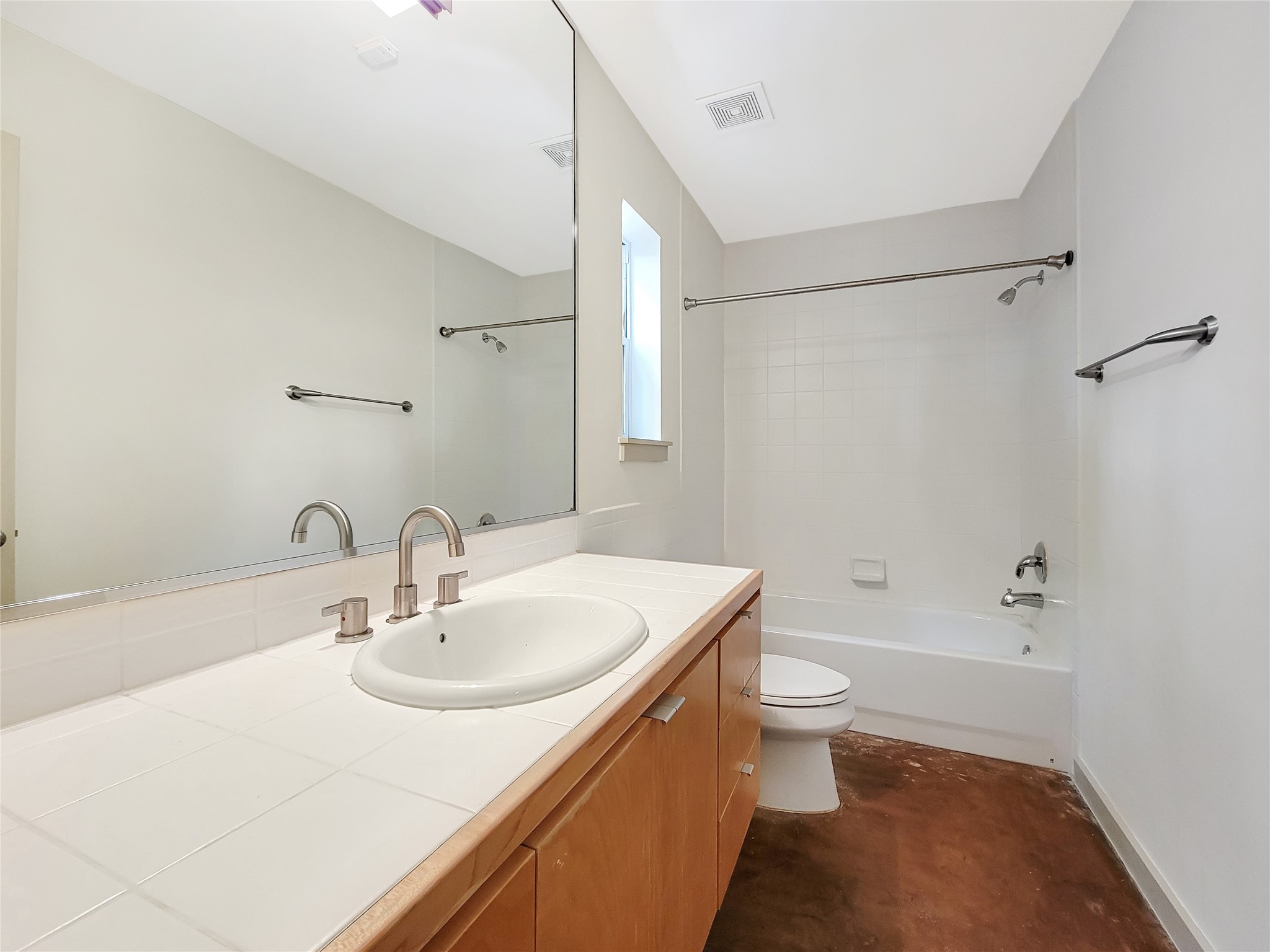 321 East 20th Street Houston, TX 77008 - Photo 18 of 36 1st floor ensuite bath.