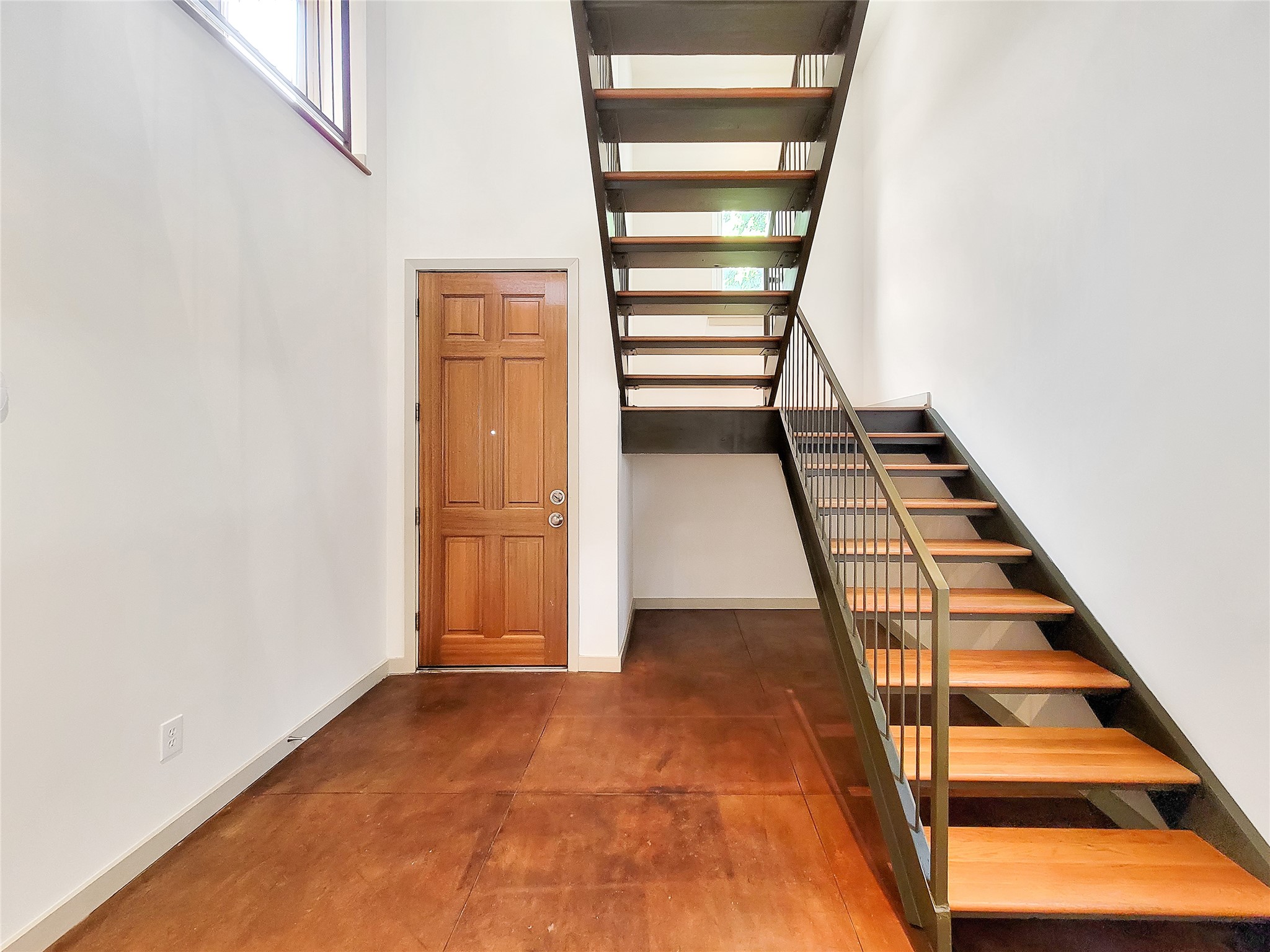 321 East 20th Street Houston, TX 77008 - Photo 2 of 36 The first floor entry is spacious featuring stained concrete floors and access to the garage and the 1st floor suite.