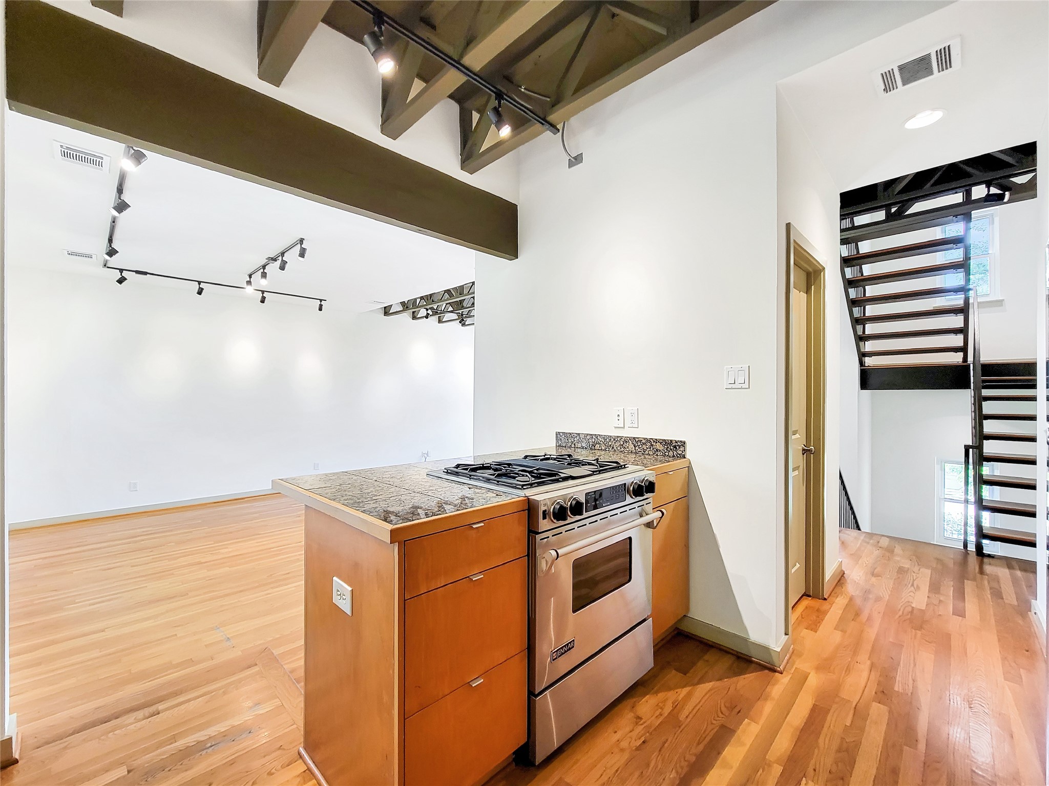 321 East 20th Street Houston, TX 77008 - Photo 22 of 36 The kitchen is open to living/dining area.