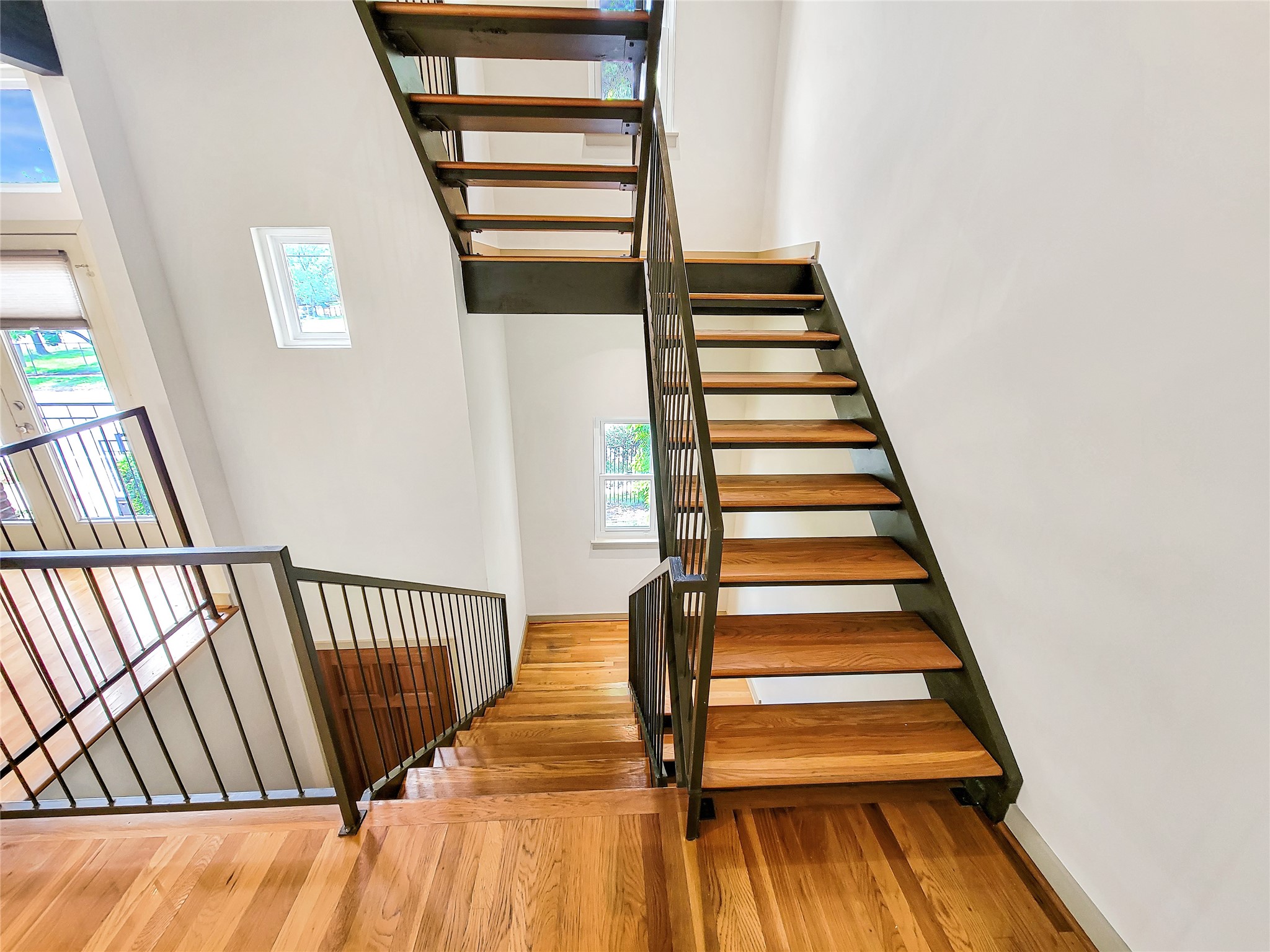 321 East 20th Street Houston, TX 77008 - Photo 26 of 36 The 2nd floor landing provides access to the kitchen and the living space.