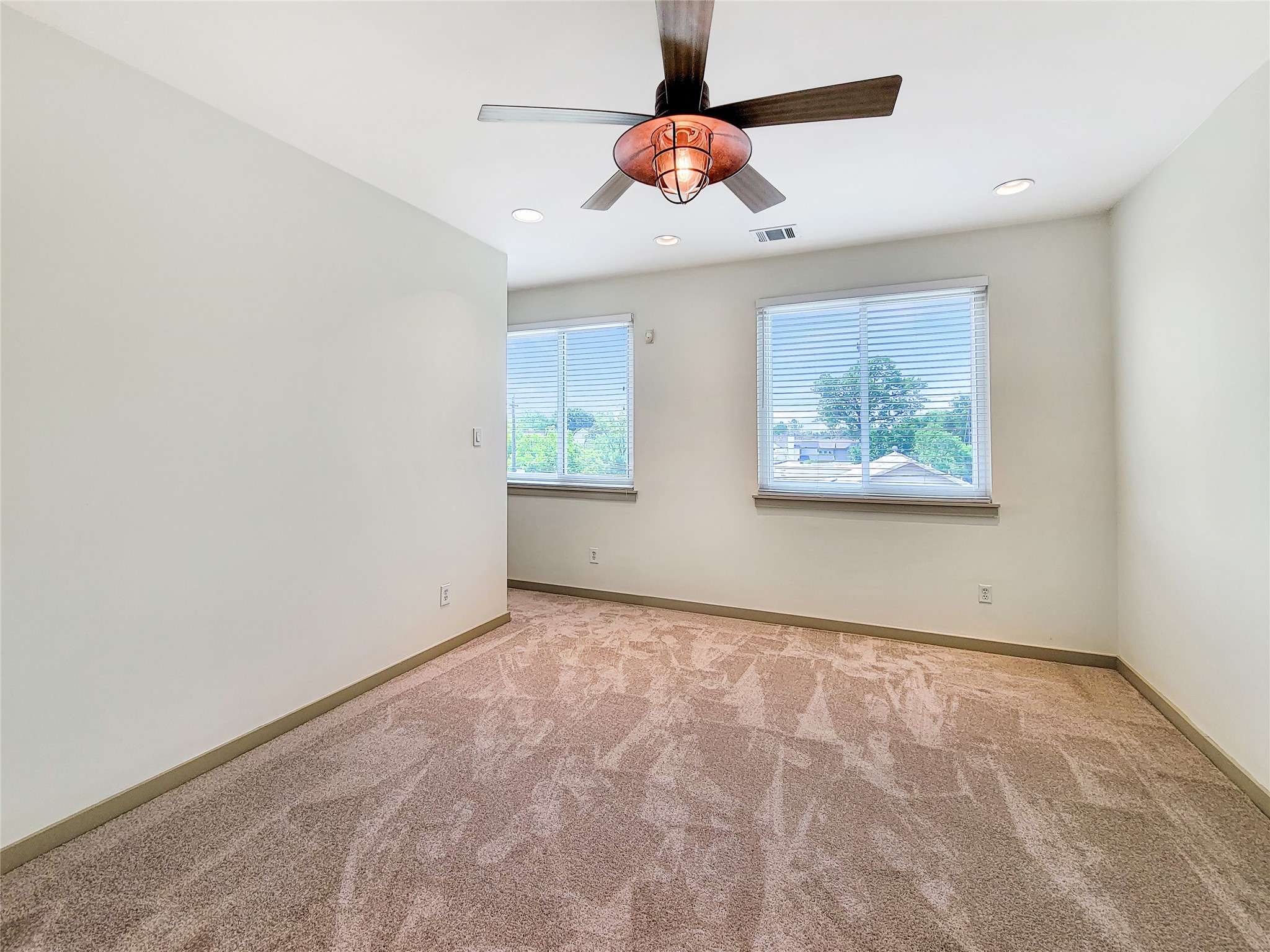 321 East 20th Street Houston, TX 77008 - Photo 27 of 36 The primary suite on the 3rd floor is spacious and features great natural light!