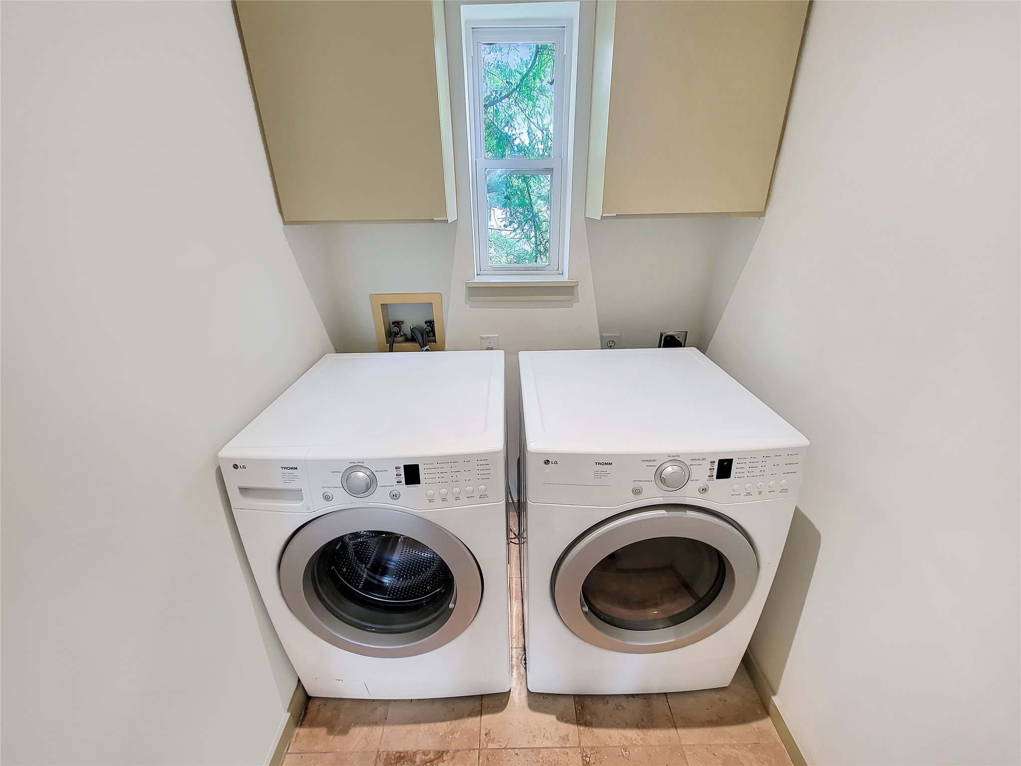 321 East 20th Street Houston, TX 77008 - Photo 28 of 36 The laundry area is inside the primary closet. Washer and dryer are included in the rent!