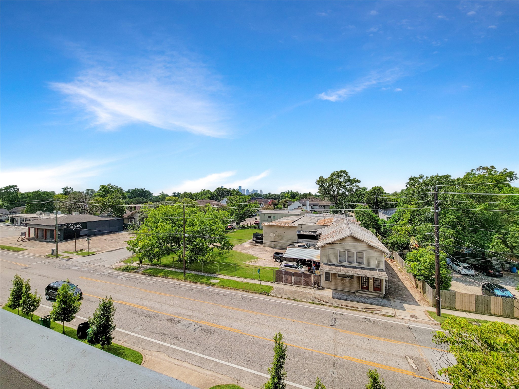 321 East 20th Street Houston, TX 77008 - Photo 35 of 36 Nice open views of the Heights out over 20th Street.
