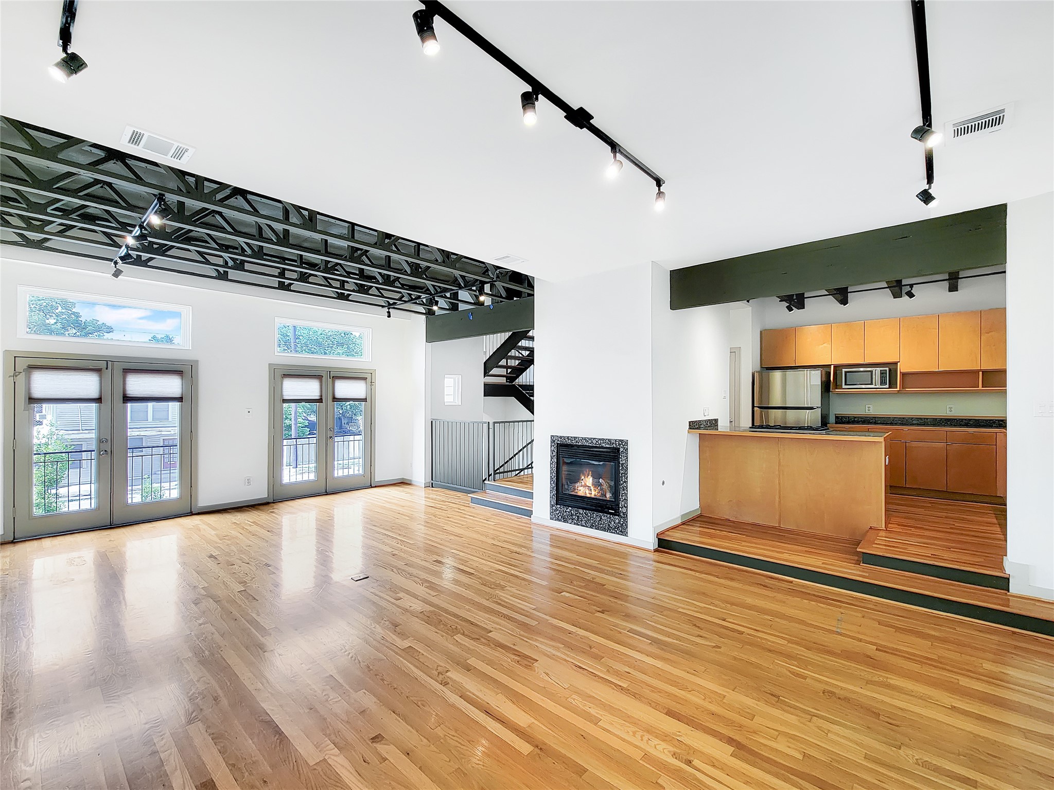 321 East 20th Street Houston, TX 77008 - Photo 5 of 36 Multiple windows and balconies with double doors fill this floor with natural light.