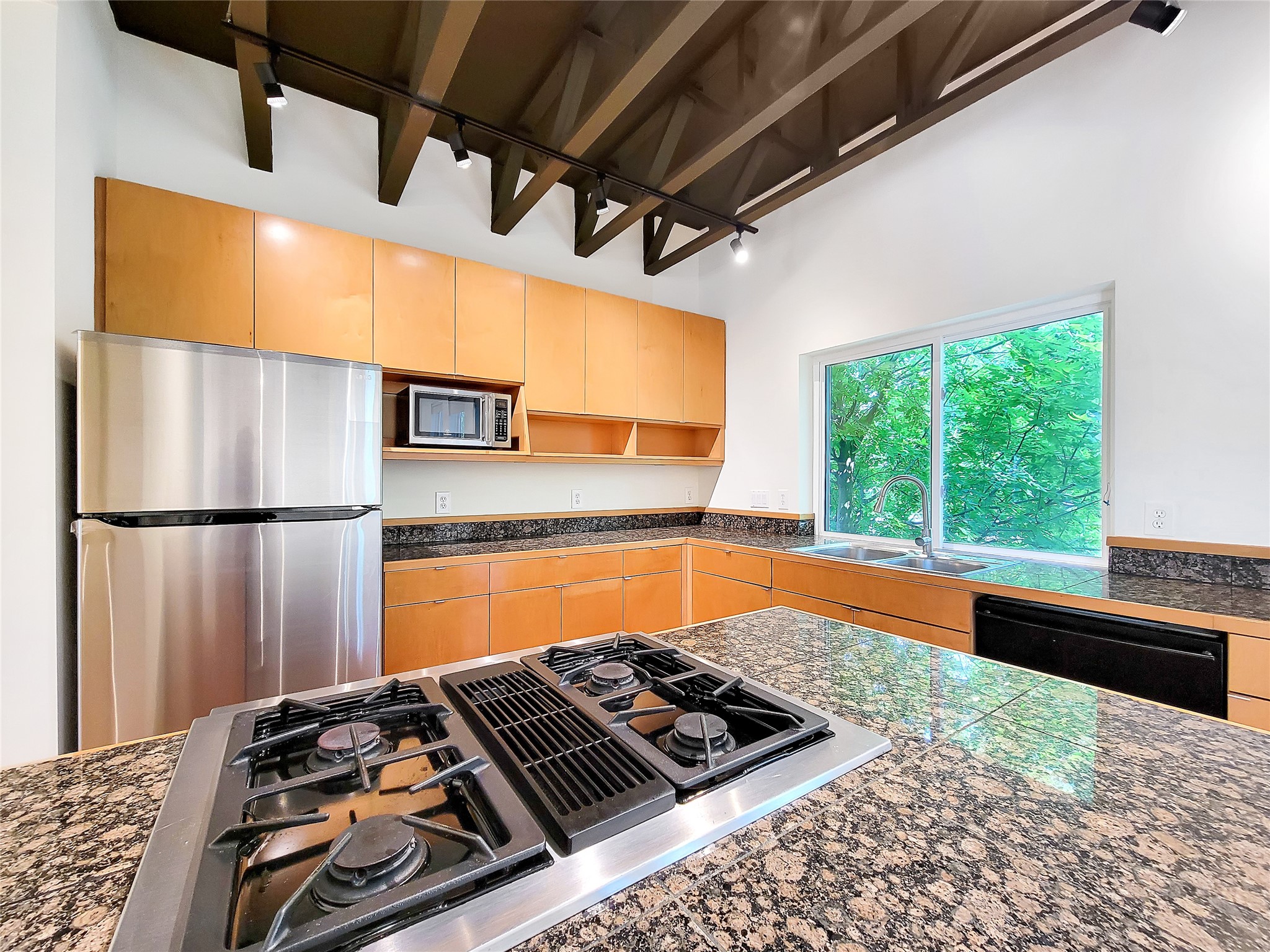 321 East 20th Street Houston, TX 77008 - Photo 6 of 36 The kitchen with island is appointed with a gas cooktop and granite countertops.