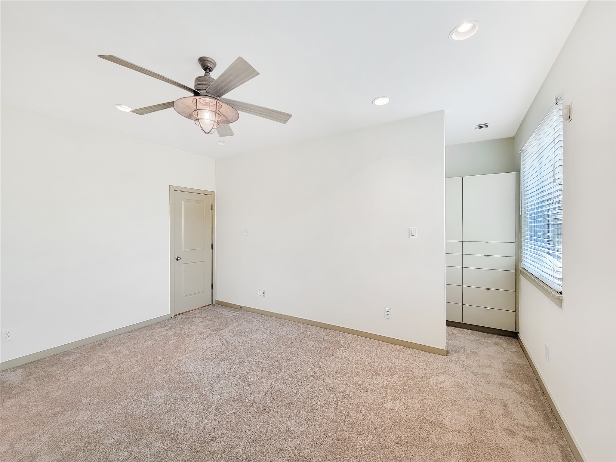 321 East 20th Street Houston, TX 77008 - Photo 7 of 36 The 3rd floor features a primary suite and guest bedroom.
