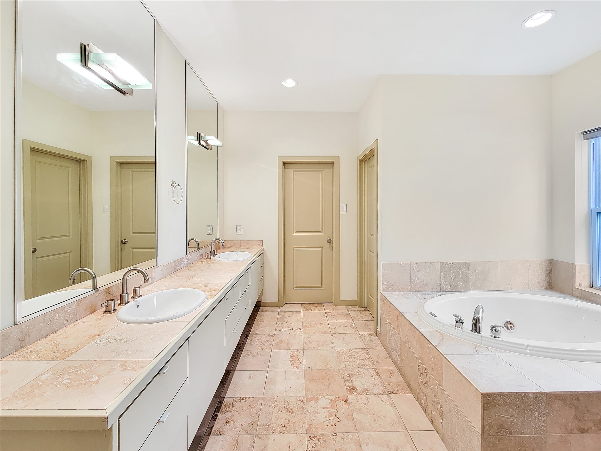 321 East 20th Street Houston, TX 77008 - Photo 9 of 36 The primary bath features a jetted tub, dual sinks and separate water closet.