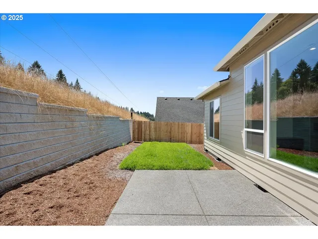 a view of a backyard