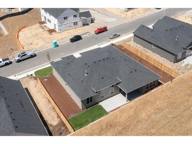 a view of a backyard