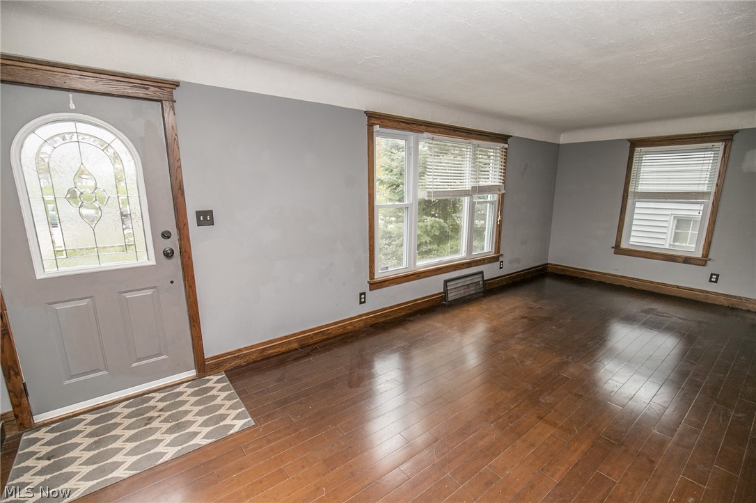 4907 Anderson Road Cleveland, OH 44124 - Photo 3 of 28