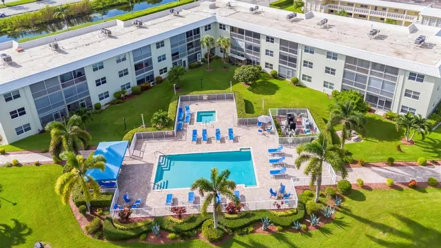 a view of livingroom with furniture