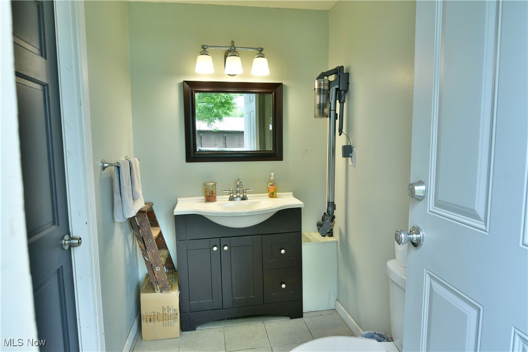 2847 Selkirk Bush Road Warren, OH 44481 - Photo 45 of 47 Bathroom featuring vanity and tile patterned flooring