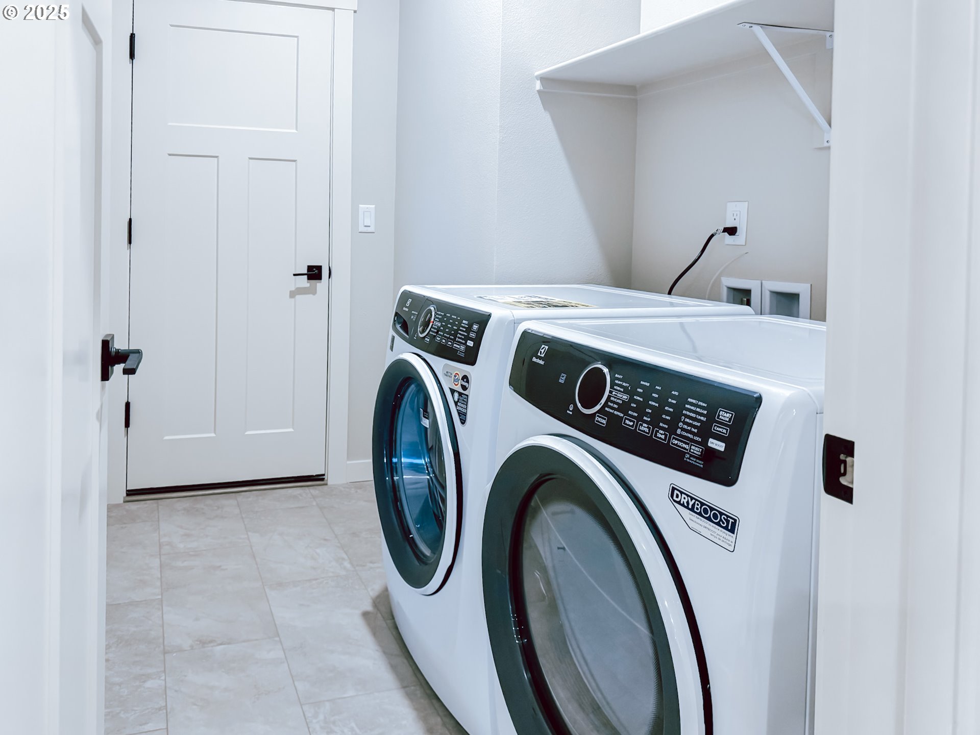 2509 South 4th Way Ridgefield, WA 98642 - Photo 14 of 45 a utility room with dryer and washer