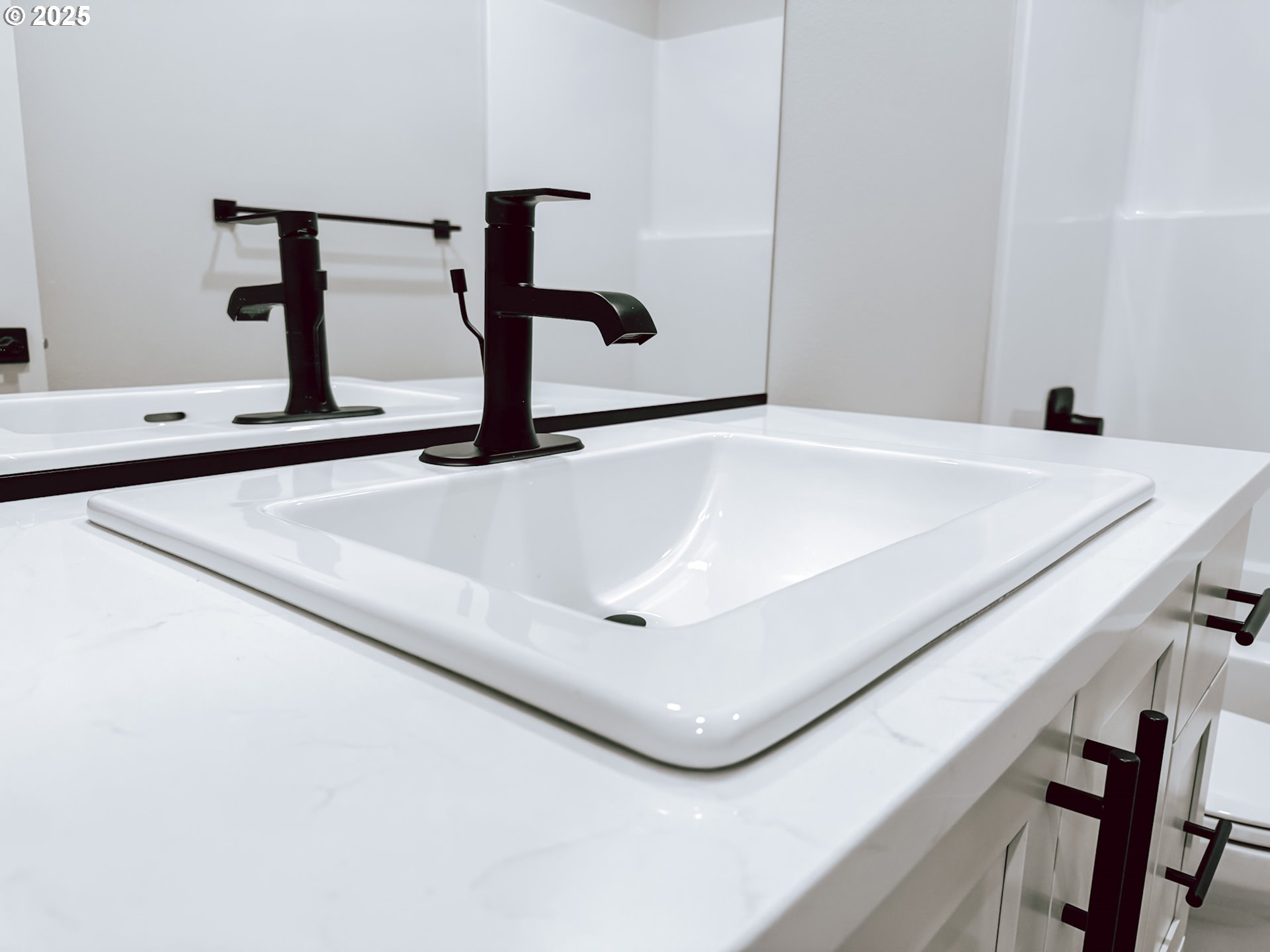 2509 South 4th Way Ridgefield, WA 98642 - Photo 8 of 45 a bathroom with a bathtub