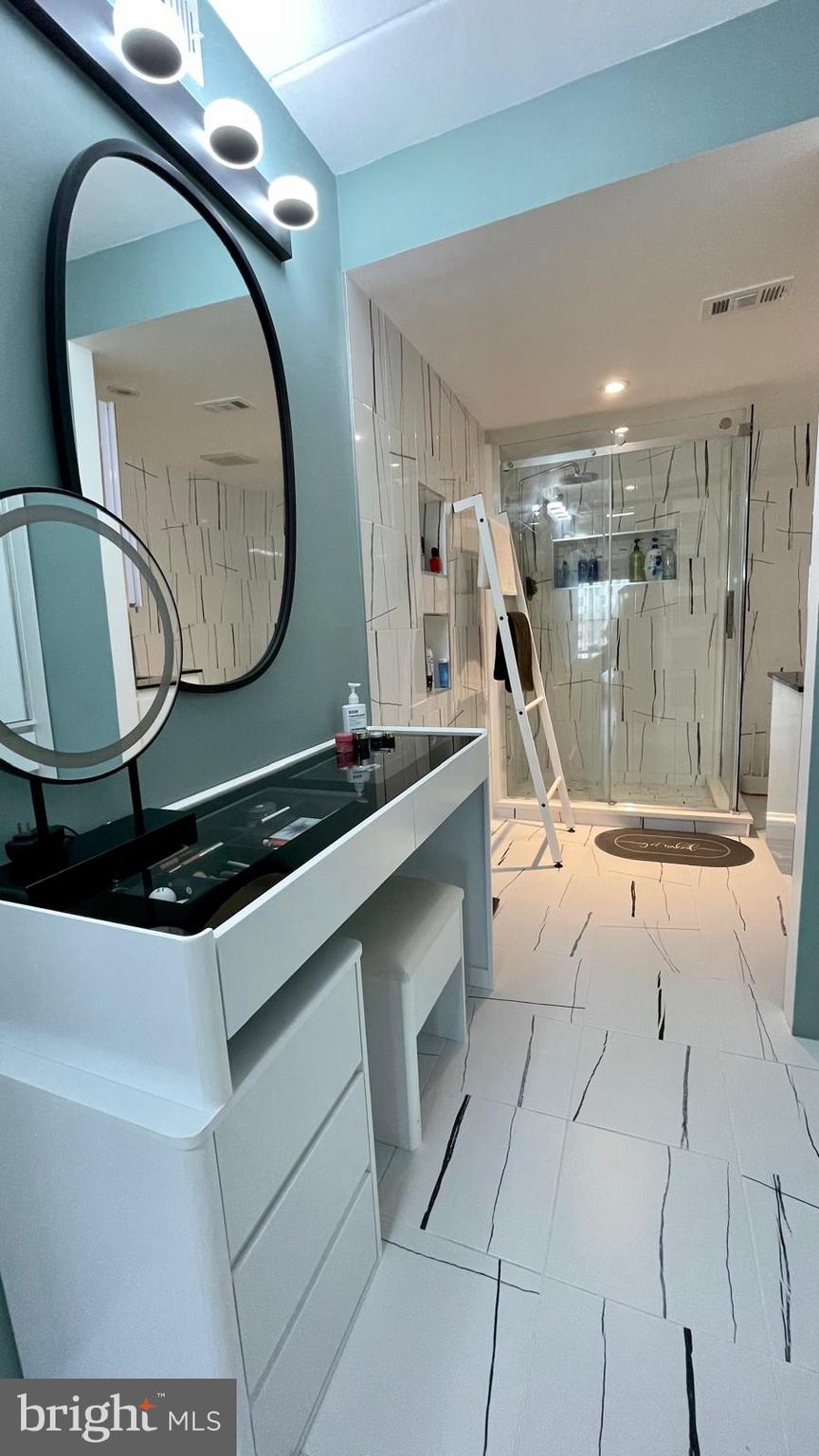 2131 Welsh Road, Unit 212 Philadelphia, PA 19115 - Photo 29 of 41 MASTER BATH