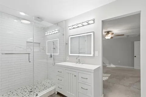 a view of a livingroom with a ceiling fan