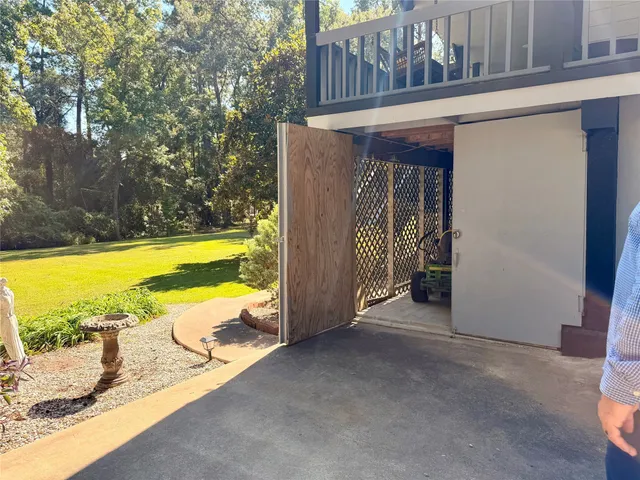 a view of entryway with livingroom