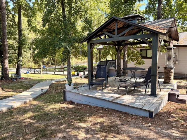 a black and white photo of a picture of white wall