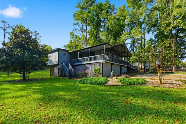 a view of a fountain in front of a house