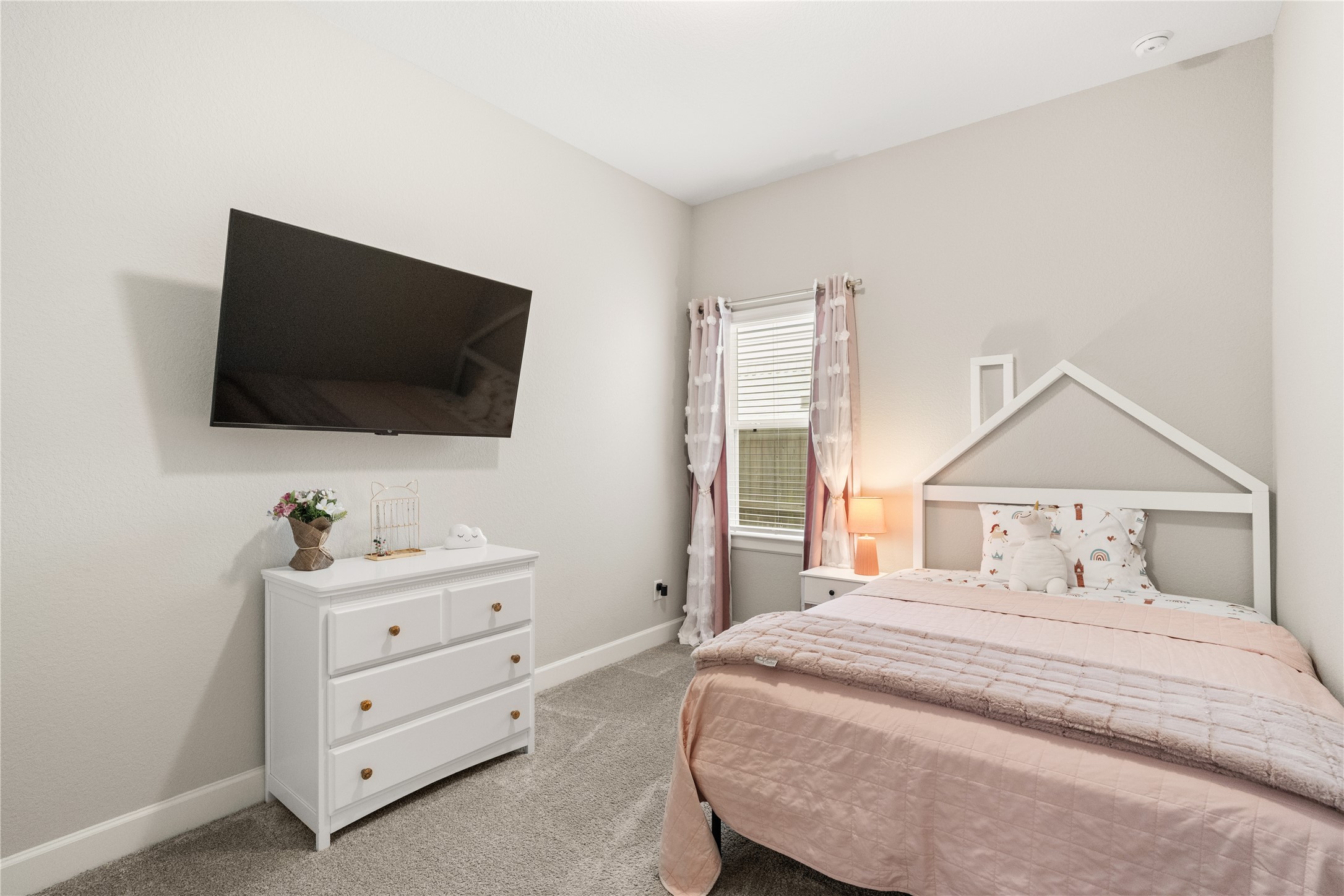 3118 Swift Way Katy, TX 77493 - Photo 28 of 34 Bedroom – A cozy secondary bedroom with plush carpeting, soft natural light, and a thoughtfully staged layout, ideal for a variety of uses.