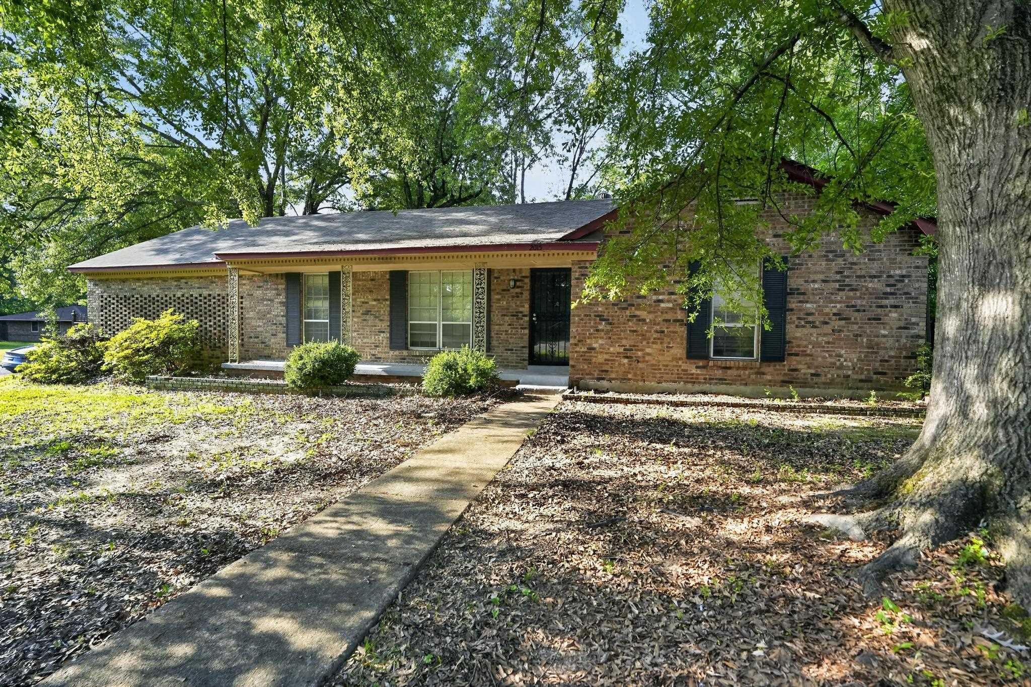 2015 East Holmes Road Memphis, TN 38116 - Photo 7 of 34 a front view of a house with garden