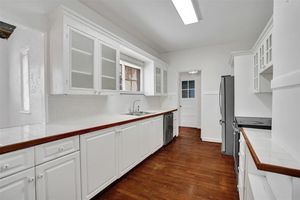 1818 Florida Avenue West Palm Beach, FL 33401 - Photo 20 of 50 a large white kitchen with granite countertop a sink