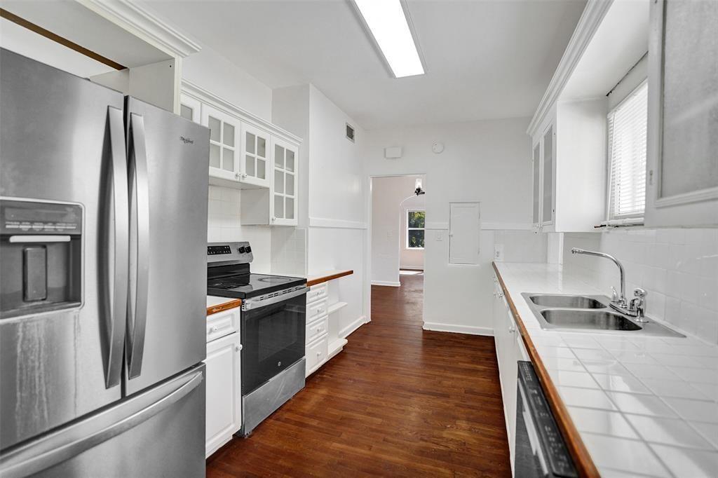 1818 Florida Avenue West Palm Beach, FL 33401 - Photo 21 of 50 a kitchen with granite countertop a refrigerator stove and sink