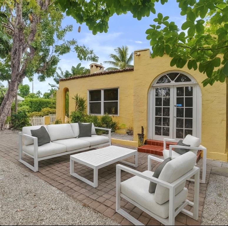 1818 Florida Avenue West Palm Beach, FL 33401 - Photo 3 of 50 a view of a patio with couches and a potted plant on a table