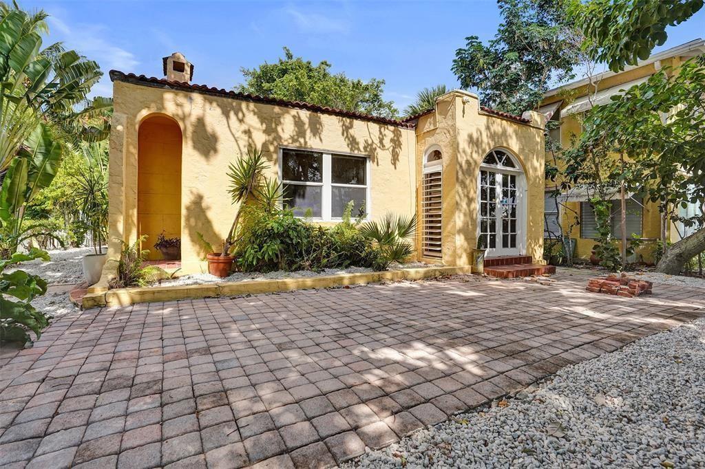 1818 Florida Avenue West Palm Beach, FL 33401 - Photo 6 of 50 a front view of a house with a yard
