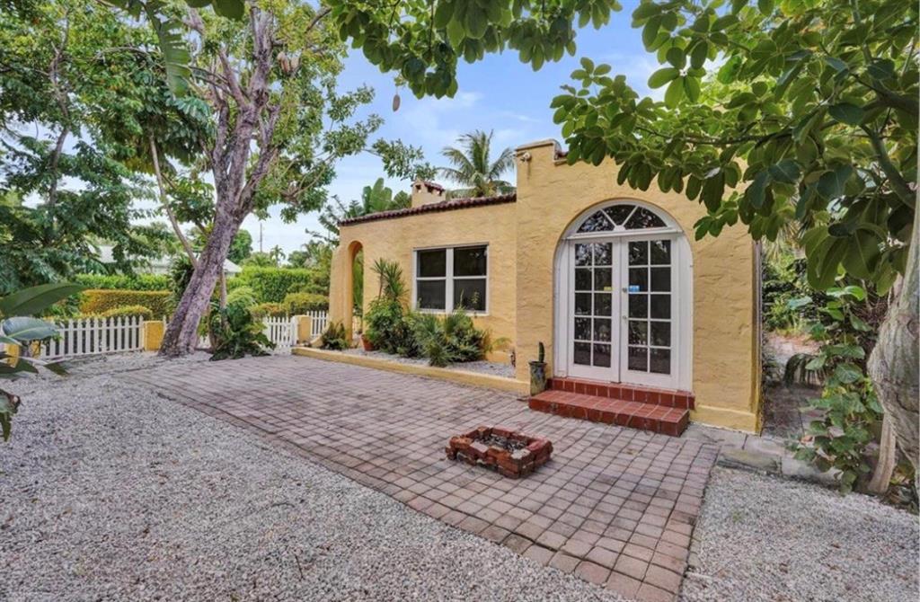 1818 Florida Avenue West Palm Beach, FL 33401 - Photo 7 of 50 a view of a house with backyard and trees