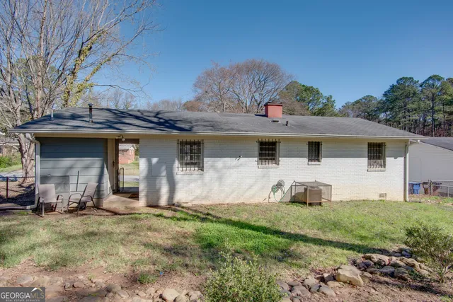 a front view of a house with garage