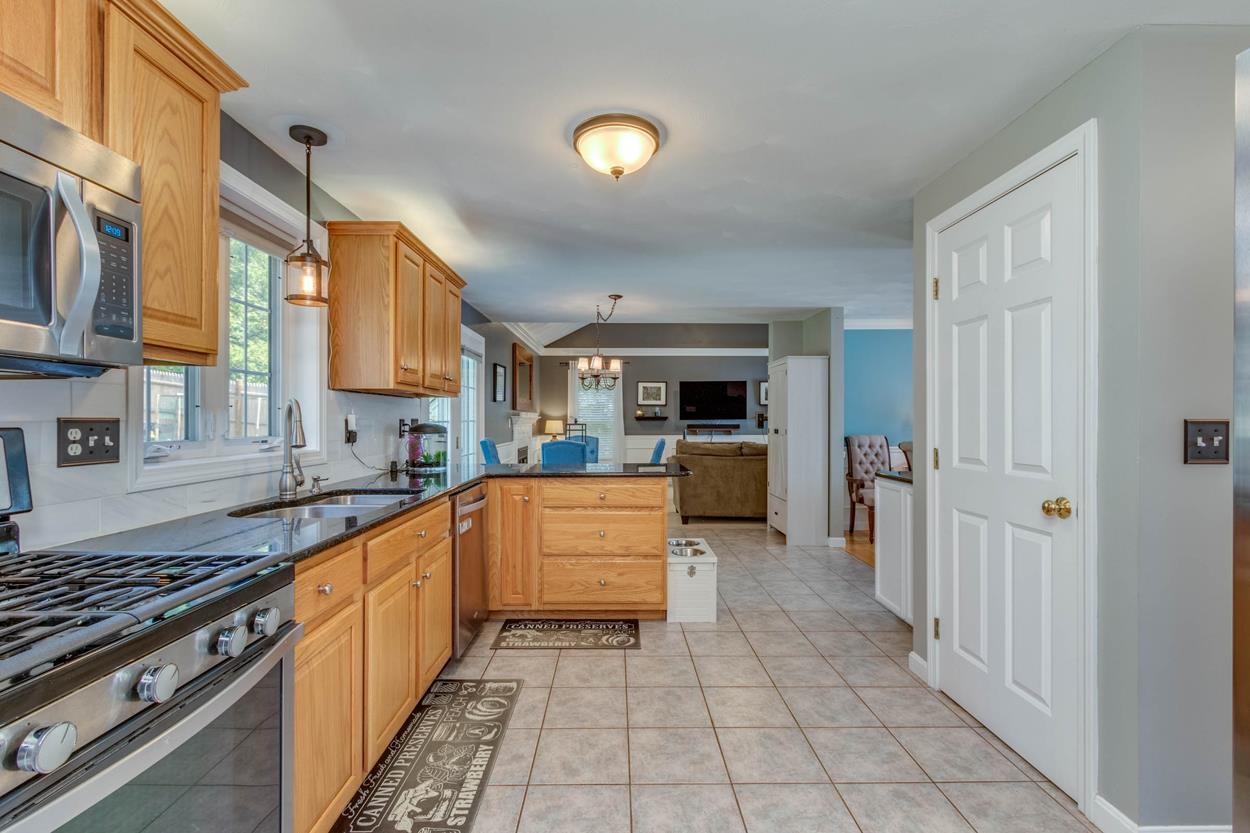 56 Kennard Road Manchester, NH 03104 - Photo 12 of 40