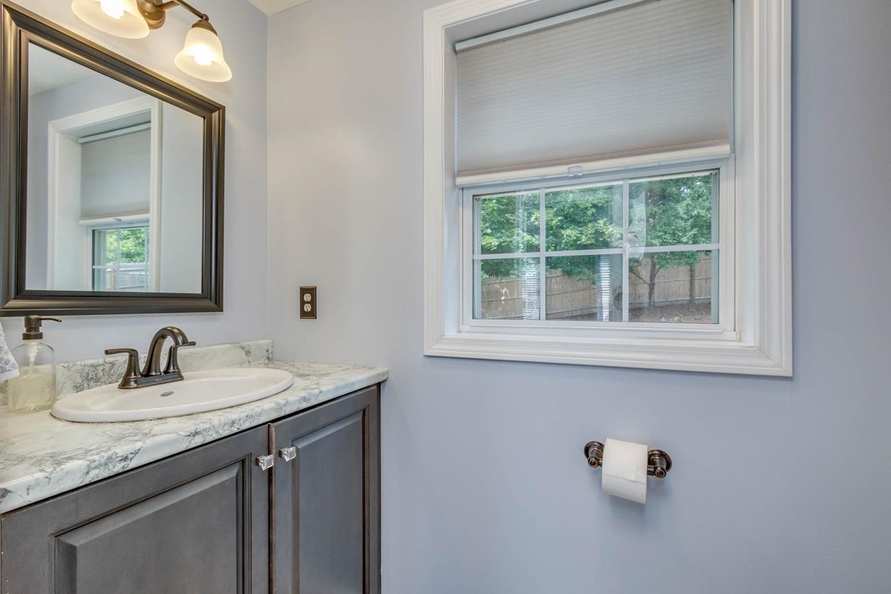 56 Kennard Road Manchester, NH 03104 - Photo 16 of 40