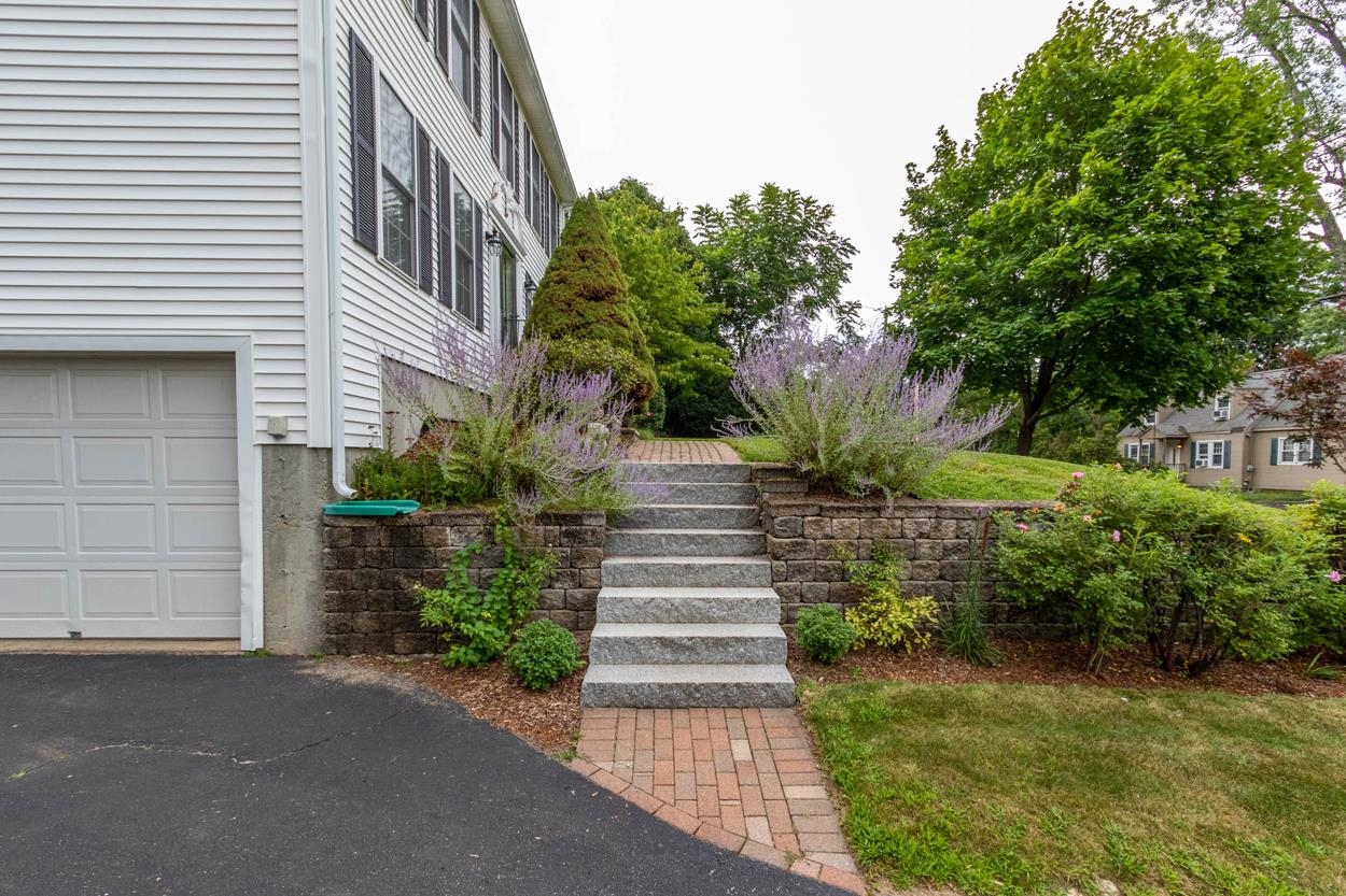 56 Kennard Road Manchester, NH 03104 - Photo 32 of 40