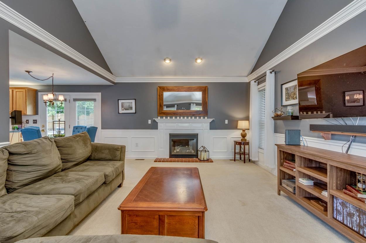 56 Kennard Road Manchester, NH 03104 - Photo 8 of 40
