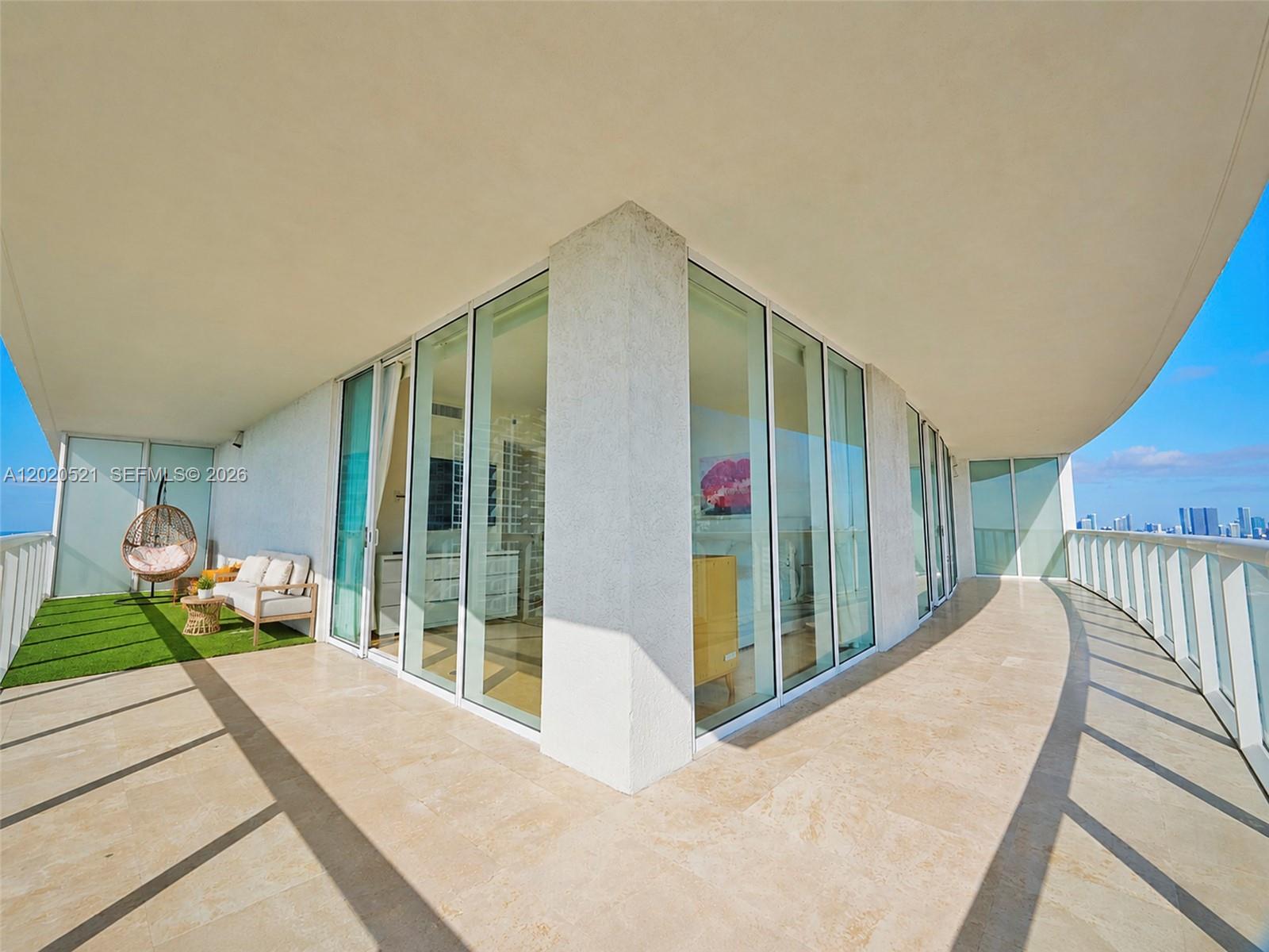 450 Alton Road, Unit 2810 Miami Beach, FL 33139 - Photo 16 of 33 Gallery Image 16