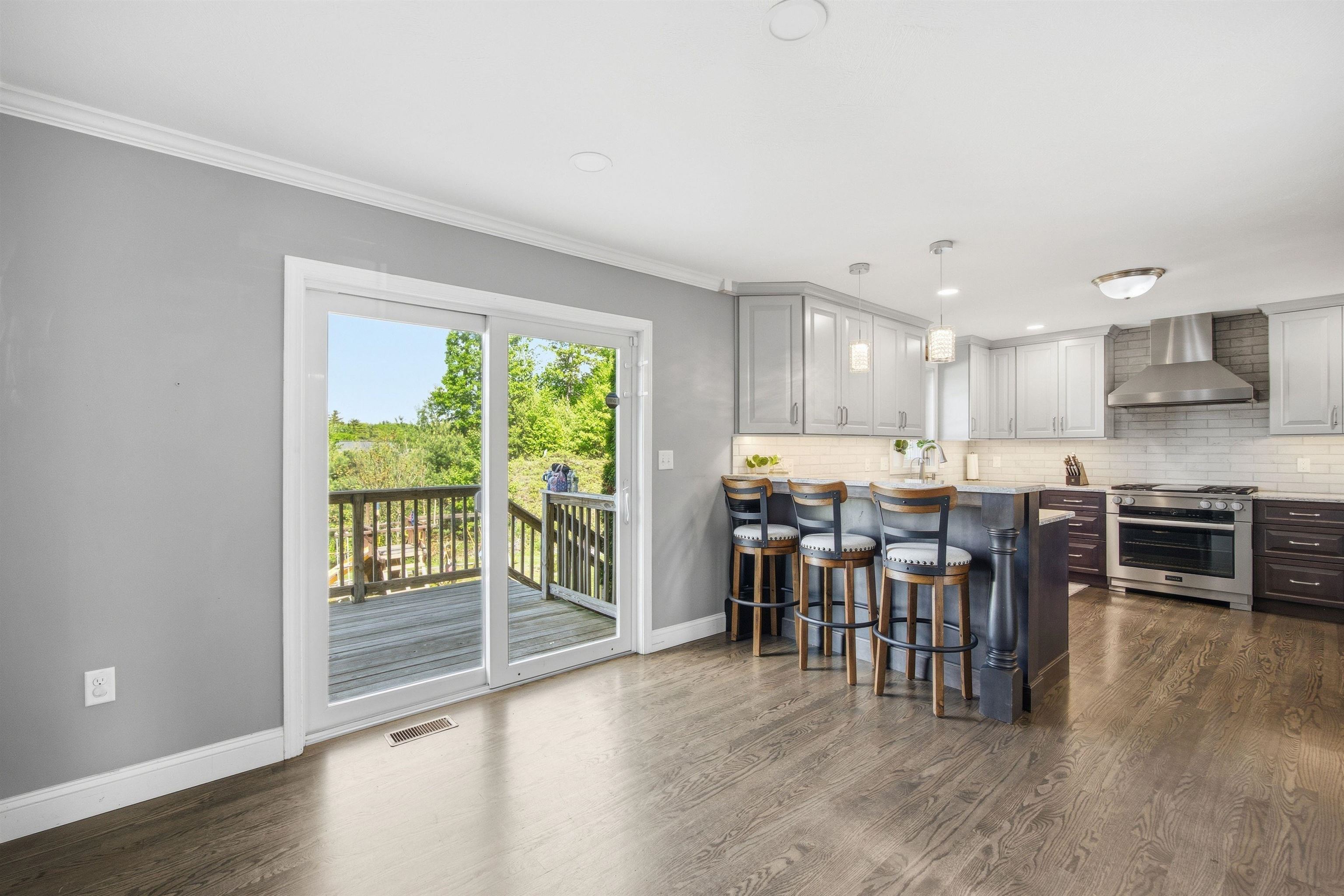 317 University Circle Hooksett, NH 03106 - Photo 11 of 44