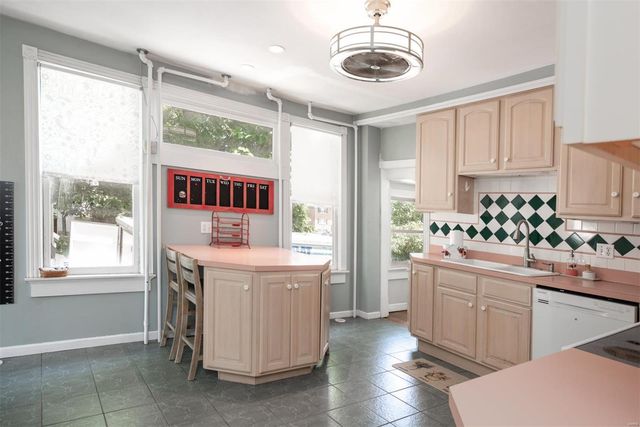 $540,000 | 2607 Oakview Terrace, St. Louis, MO 63143