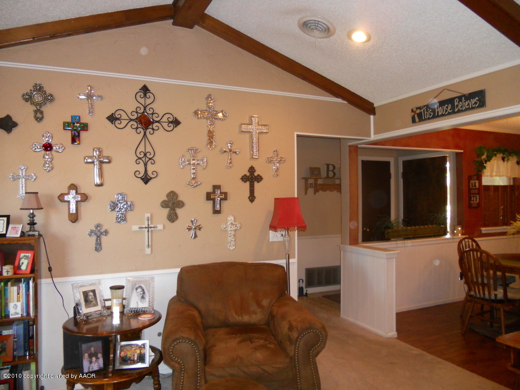 5117 McCarty Boulevard Amarillo, TX 79110 - Photo 4 of 17 a living room with furniture and white walls