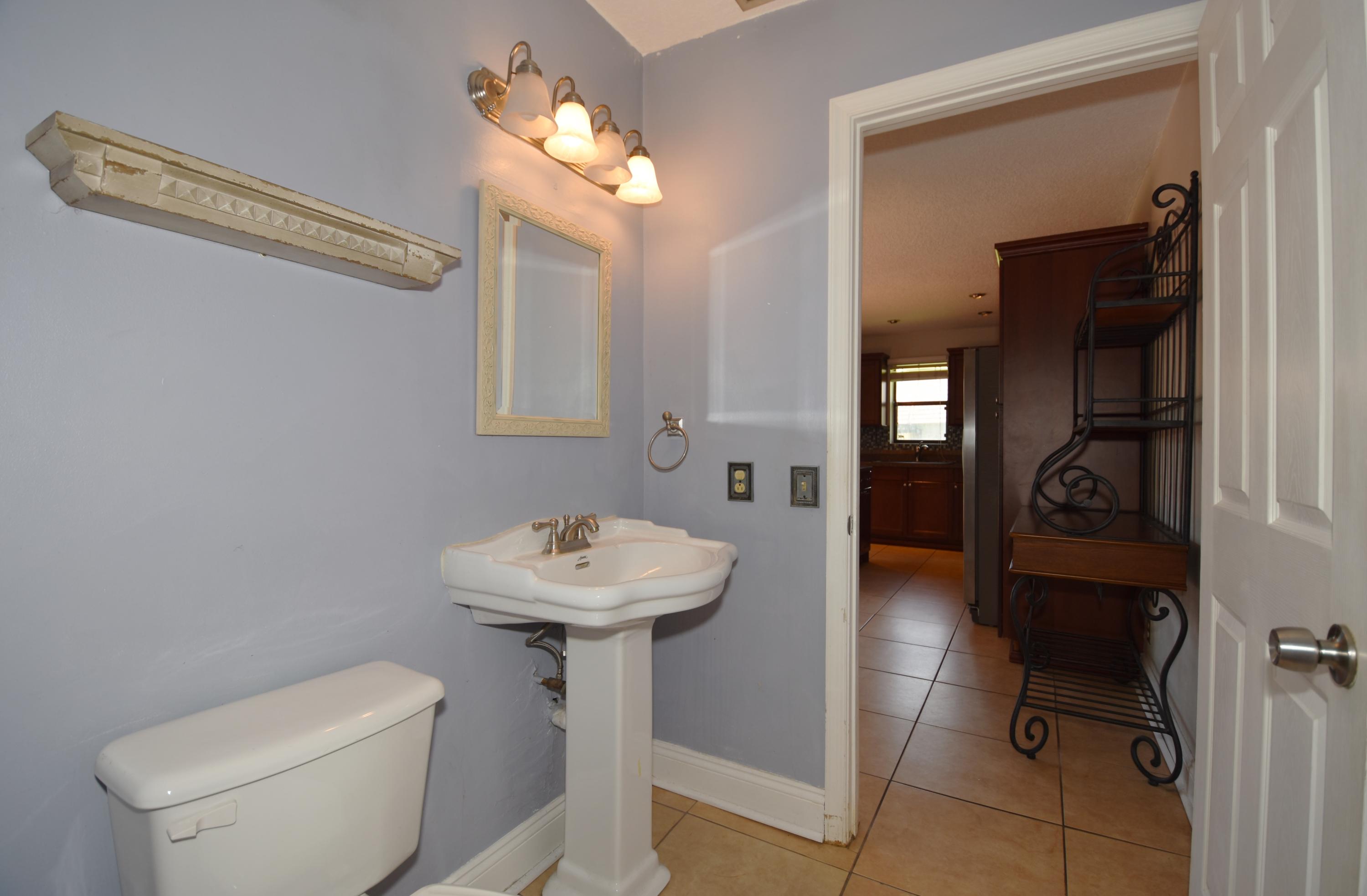 7687 Courtyard Run West Boca Raton, FL 33433 - Photo 11 of 27 guest bath