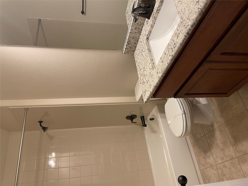 3473 Pauling Loop Round Rock, TX 78665 - Photo 11 of 26 a bathroom with a granite countertop sink a toilet and bathtub