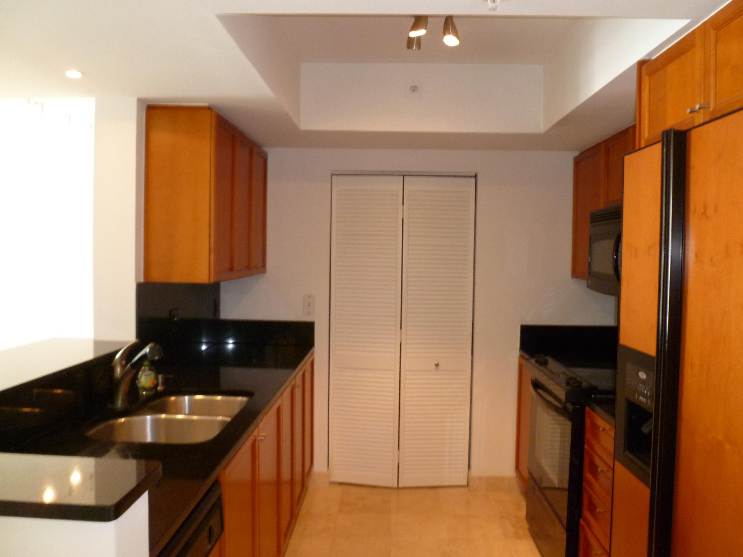 99 Southeast Mizner Boulevard, Unit 835 Boca Raton, FL 33432 - Photo 9 of 37 Kitchen