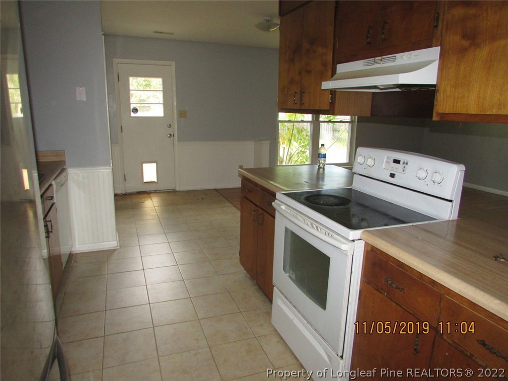 947 Rim Road Fayetteville, NC 28314 - Photo 4 of 10 a kitchen with a stove a sink and a microwave