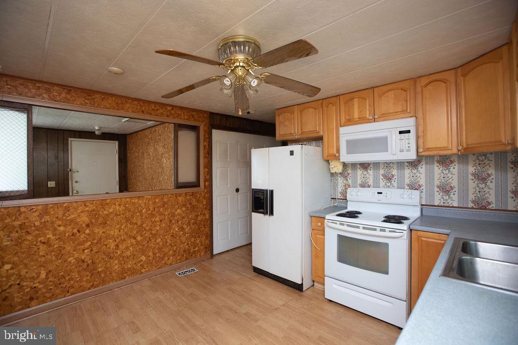 7847 East Shore Road Pasadena, MD 21122 - Photo 8 of 30 Gallery Image 8