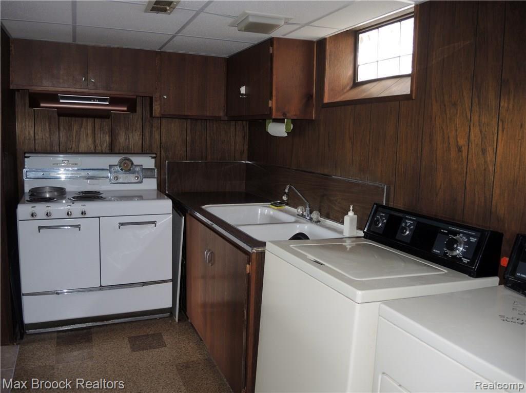 840 North Pemberton Road Bloomfield Hills, MI 48302 - Photo 28 of 42 LOWER LEVEL STOVE & SINK AREA
